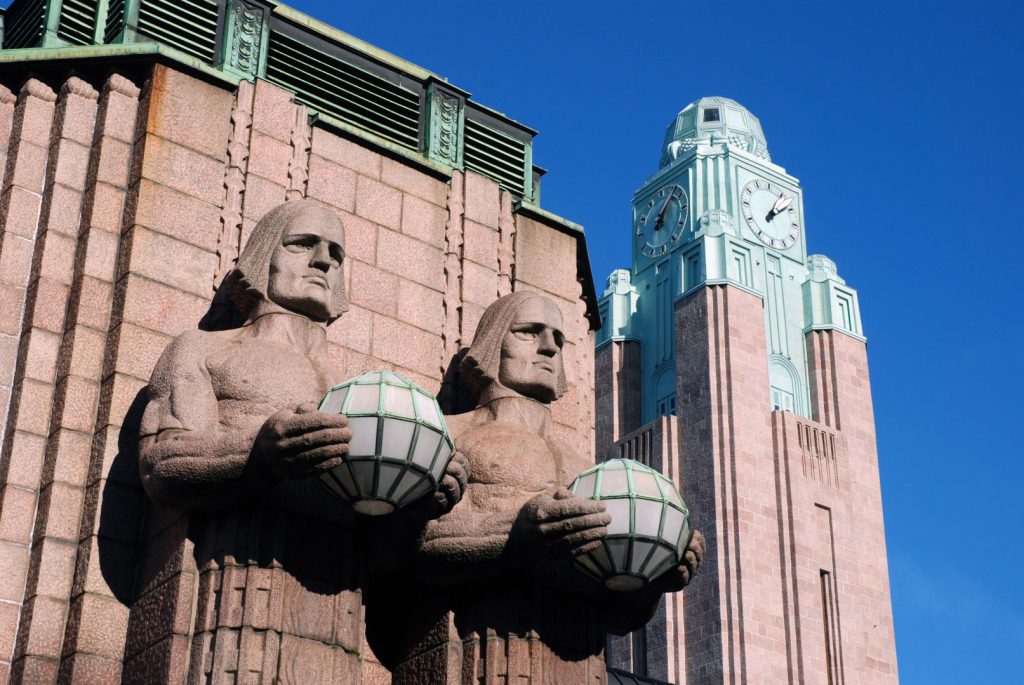 Helsingin_asema_Kivimiehet_ja_kellotorni_4777