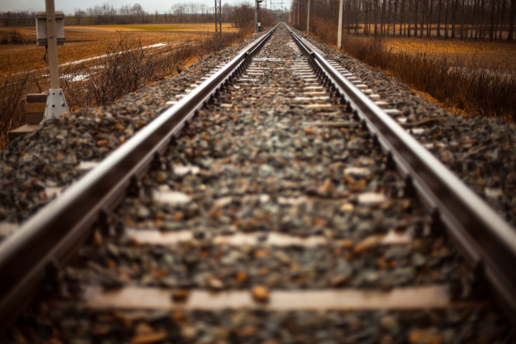 train-tracks-into-distance-1493549808zZf