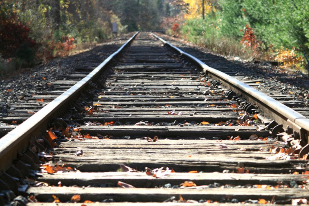 railroad-tracks-23521292901749uK0